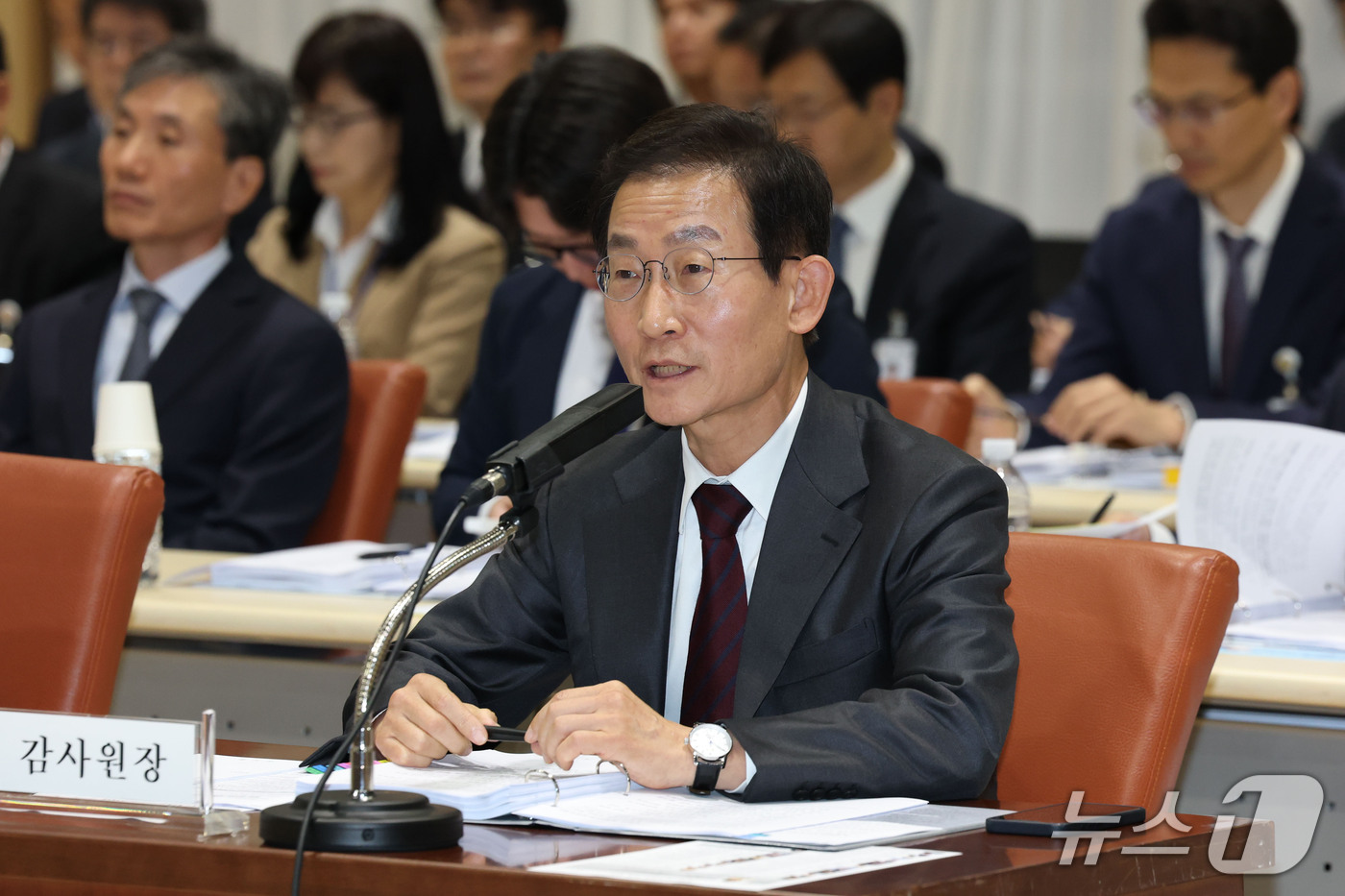 (서울=뉴스1) 이광호 기자 = 김호철 감사원장이 12일 오전 서울 종로구 감사원에서 열린 국회 법제사법위원회의 감사원에 대한 국정감사에 출석해 의원 질의에 답하고 있다.   20 …