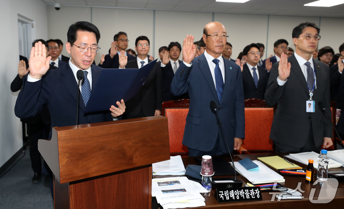 (부산=뉴스1) 윤일지 기자 = 황종우 해양수산부 장관이 12일 부산 동구 해양수산부 별관에서 열린 농림축산식품해양수산위원회의 해양수산부, 한국수산자원공단, 한국해양수산연수원, 한 …