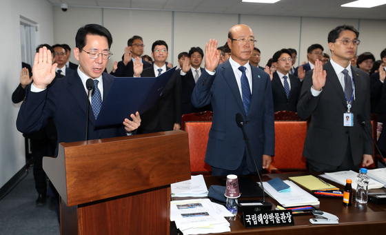 [국감] 증인 선서하는 황종우 해수부 장관