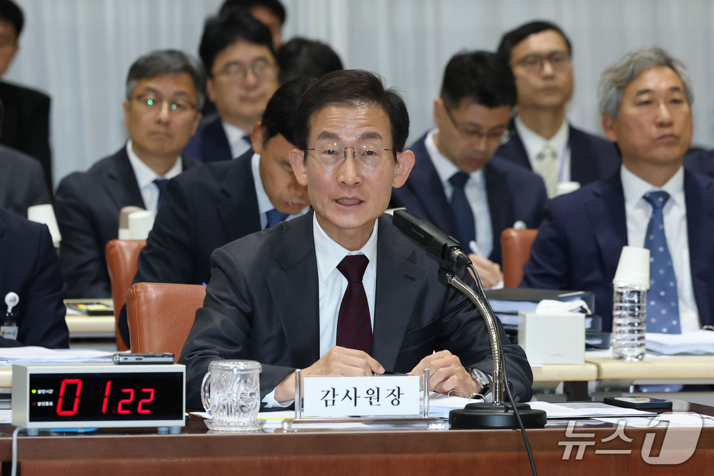 (서울=뉴스1) 이광호 기자 = 김호철 감사원장이 12일 오전 서울 종로구 감사원에서 열린 국회 법제사법위원회의 감사원에 대한 국정감사에 출석해 의원 질의에 답하고 있다.   20 …