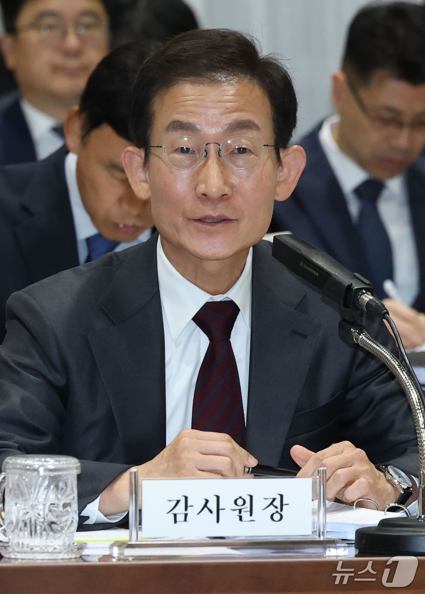 (서울=뉴스1) 이광호 기자 = 김호철 감사원장이 12일 오전 서울 종로구 감사원에서 열린 국회 법제사법위원회의 감사원에 대한 국정감사에 출석해 의원 질의에 답하고 있다.   20 …