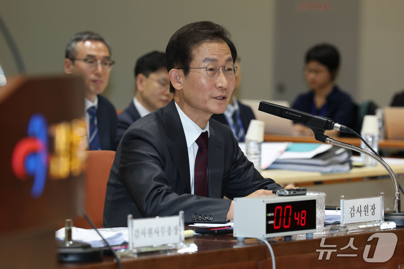 (서울=뉴스1) 이광호 기자 = 김호철 감사원장이 12일 오전 서울 종로구 감사원에서 열린 국회 법제사법위원회의 감사원에 대한 국정감사에 출석해 의원 질의에 답하고 있다.   20 …