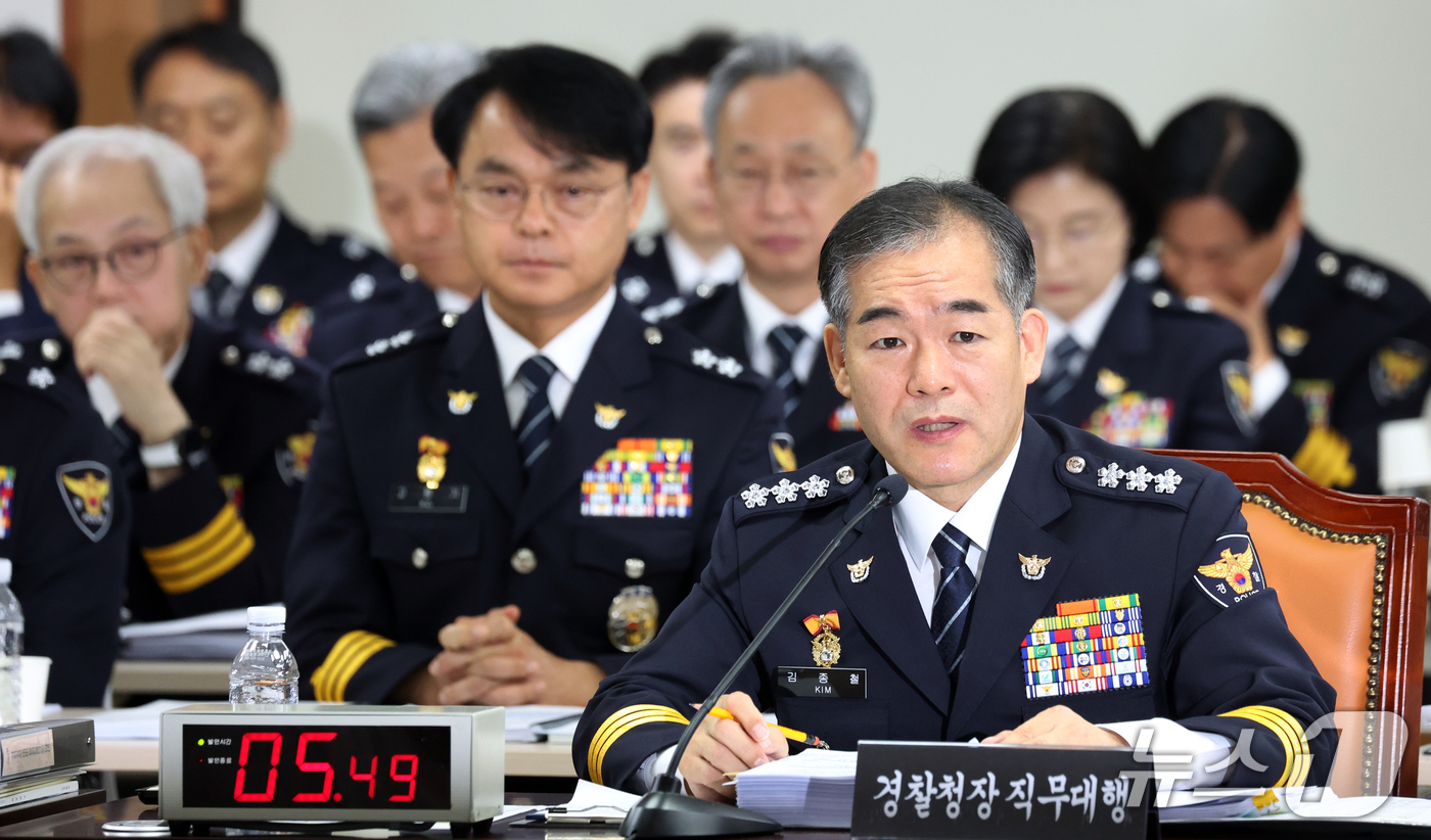 (서울=뉴스1) 김명섭 기자 = 김종철 경찰청장 직무대행이 12일 서울 서대문구 경찰청에서 열린 국정감사에서 국회 행정안전위원회 위원들의 질문에 답변하고 있다. 2026.10.12 …