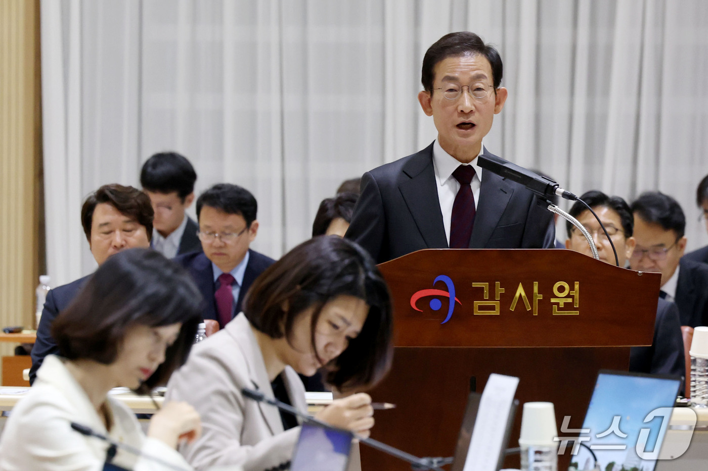 (서울=뉴스1) 이광호 기자 = 김호철 감사원장이 12일 오전 서울 종로구 감사원에서 열린 국회 법제사법위원회의 감사원에 대한 국정감사에 출석해 업무보고를 하고 있다.   2026 …