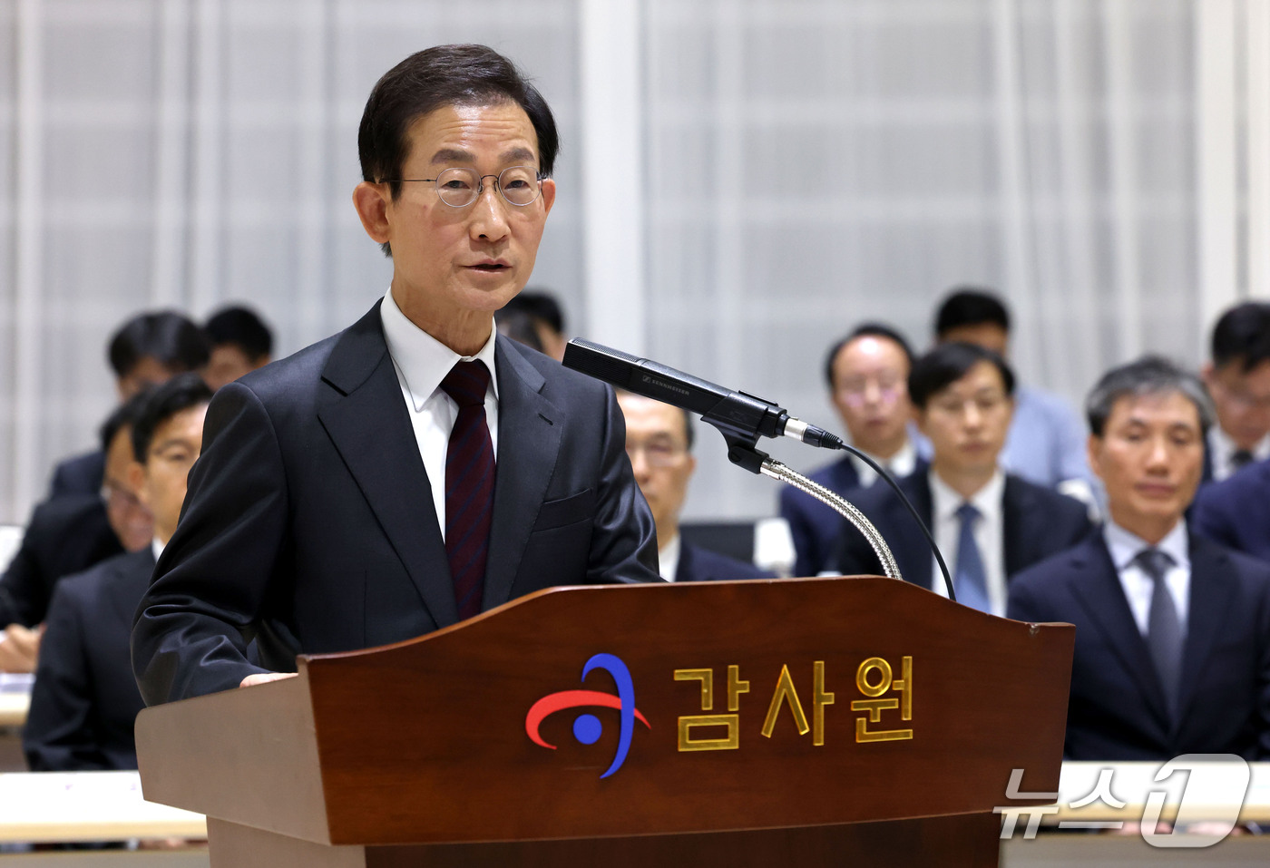 (서울=뉴스1) 이광호 기자 = 김호철 감사원장이 12일 오전 서울 종로구 감사원에서 열린 국회 법제사법위원회의 감사원에 대한 국정감사에 출석해 업무보고를 하고 있다.   2026 …