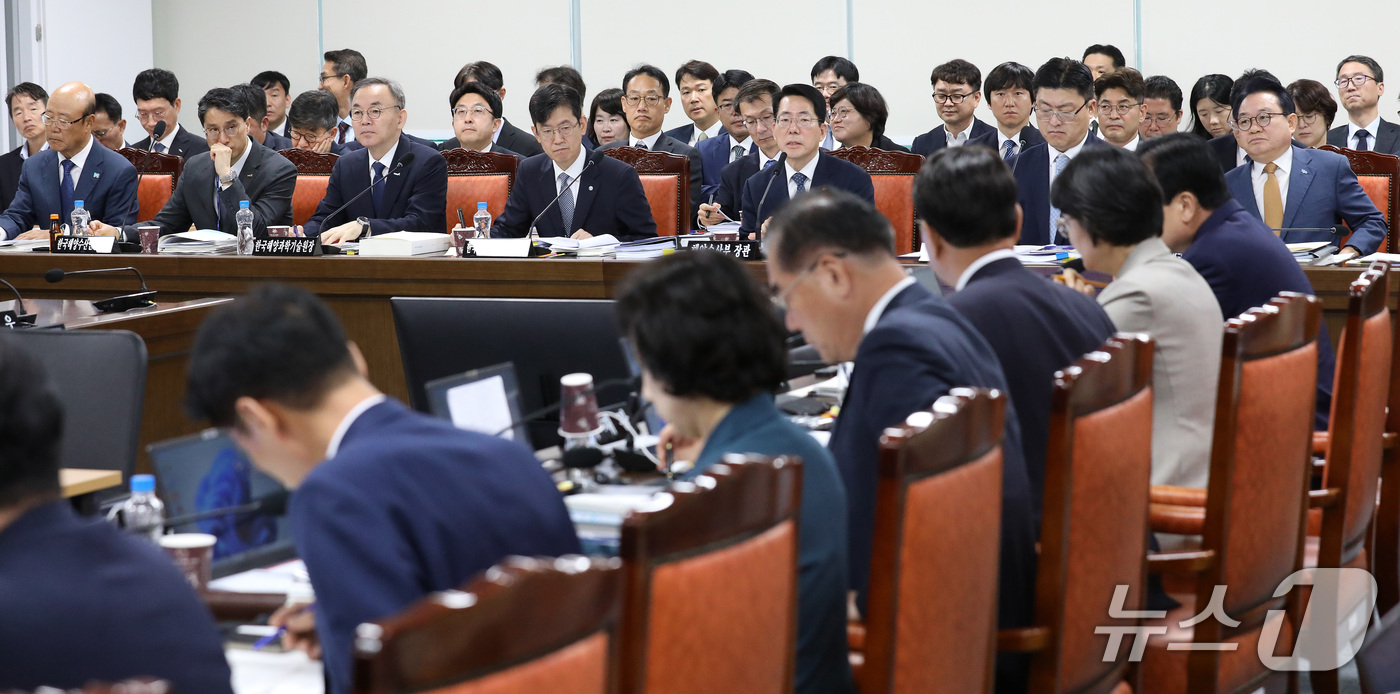 (부산=뉴스1) 윤일지 기자 = 황종우 해양수산부 장관이 12일 부산 동구 해양수산부 별관에서 열린 농림축산식품해양수산위원회의 해양수산부, 한국수산자원공단, 한국해양수산연수원, 한 …
