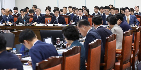 [국감] 답변하는 황종우 해수부 장관