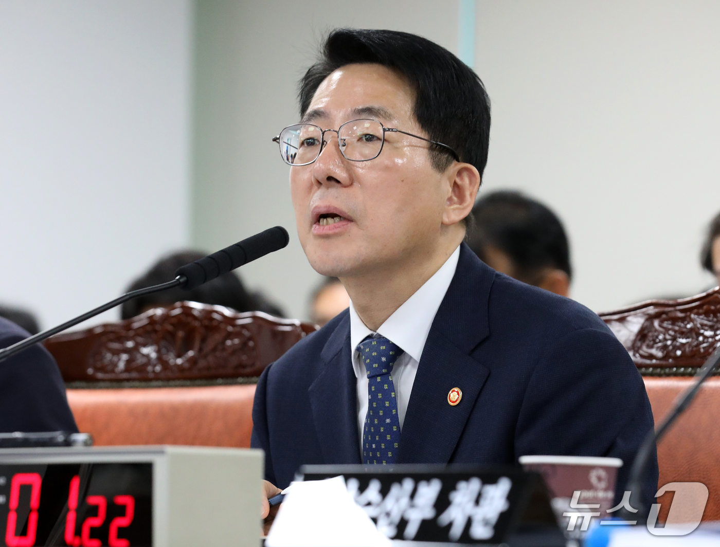 (부산=뉴스1) 윤일지 기자 = 황종우 해양수산부 장관이 12일 부산 동구 해양수산부 별관에서 열린 농림축산식품해양수산위원회의 해양수산부, 한국수산자원공단, 한국해양수산연수원, 한 …