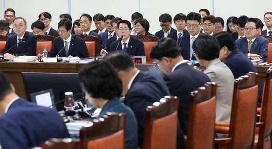 [국감] 의원 질의 답변하는 황종우 장관