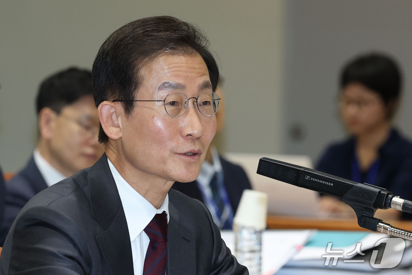 (서울=뉴스1) 이광호 기자 = 김호철 감사원장이 12일 오전 서울 종로구 감사원에서 열린 국회 법제사법위원회의 감사원에 대한 국정감사에 출석해 의원 질의에 답하고 있다.   20 …