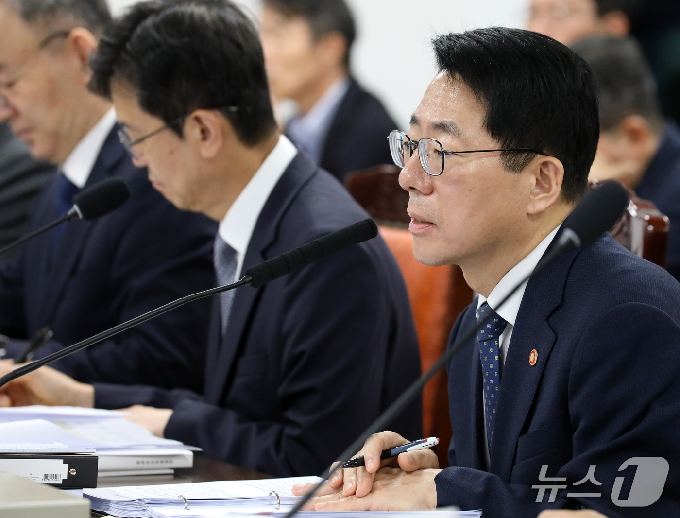 (부산=뉴스1) 윤일지 기자 = 황종우 해양수산부 장관이 12일 부산 동구 해양수산부 별관에서 열린 농림축산식품해양수산위원회의 해양수산부, 한국수산자원공단, 한국해양수산연수원, 한 …