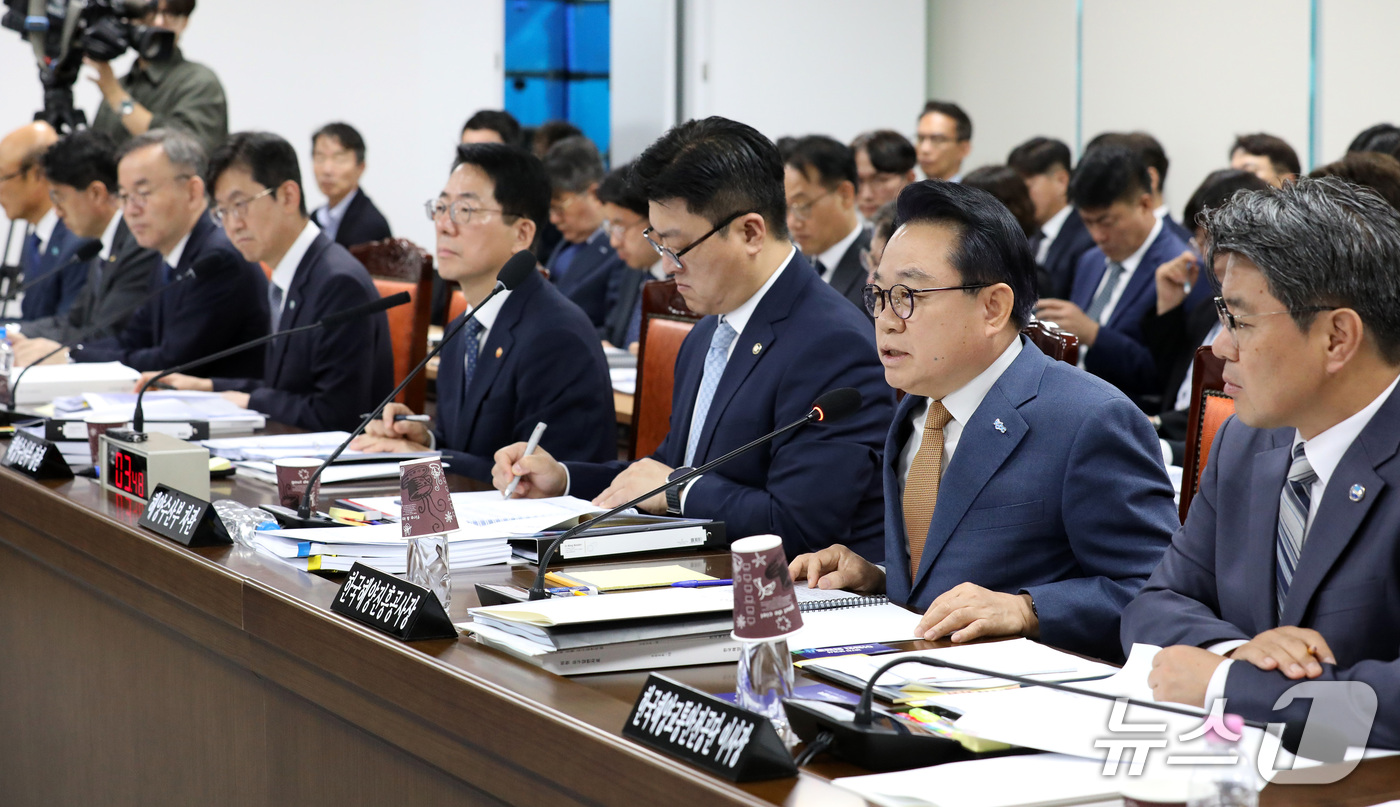 (부산=뉴스1) 윤일지 기자 = 안병길 한국해양진흥공사 사장이 12일 부산 동구 해양수산부 별관에서 열린 농림축산식품해양수산위원회의 해양수산부, 한국수산자원공단, 한국해양수산연수원 …