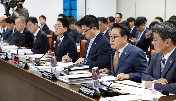 [국감] 의원 질의 답변하는 안병길 한국해양진흥공사 사장