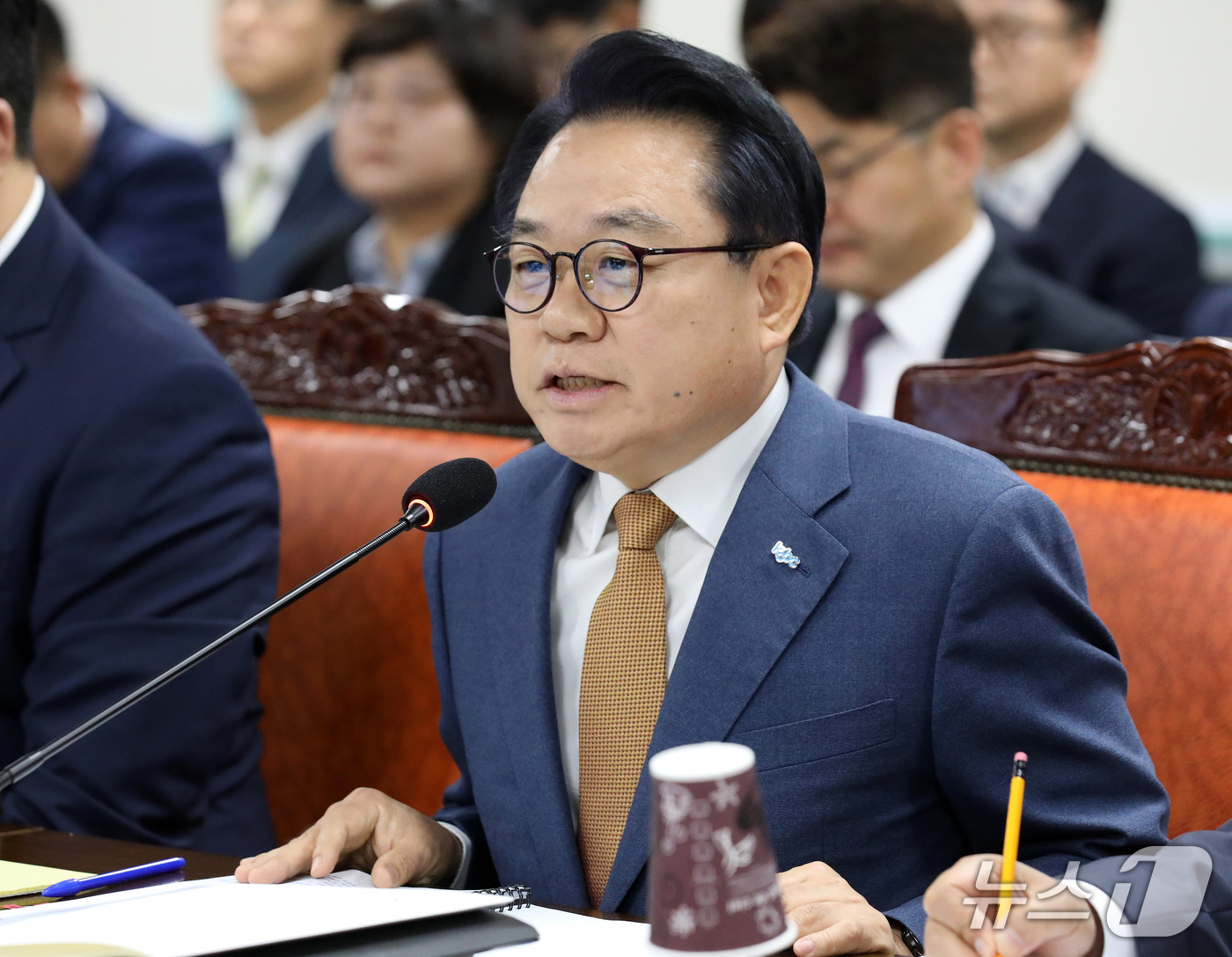 (부산=뉴스1) 윤일지 기자 = 안병길 한국해양진흥공사 사장이 12일 부산 동구 해양수산부 별관에서 열린 농림축산식품해양수산위원회의 해양수산부, 한국수산자원공단, 한국해양수산연수원 …