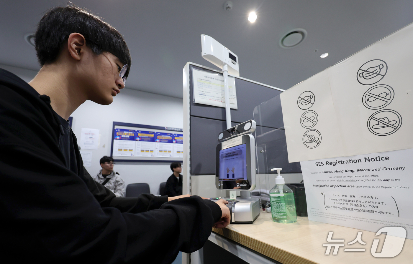 (인천공항=뉴스1) 안은나 기자 = 안성 안법고등학교 2학년 학생이 12일 인천국제공항 제2터미널에서 해외 수학여행을 떠나기 위해 자동출입국심사 바이오 정보 등록을 하고 있다.법무 …