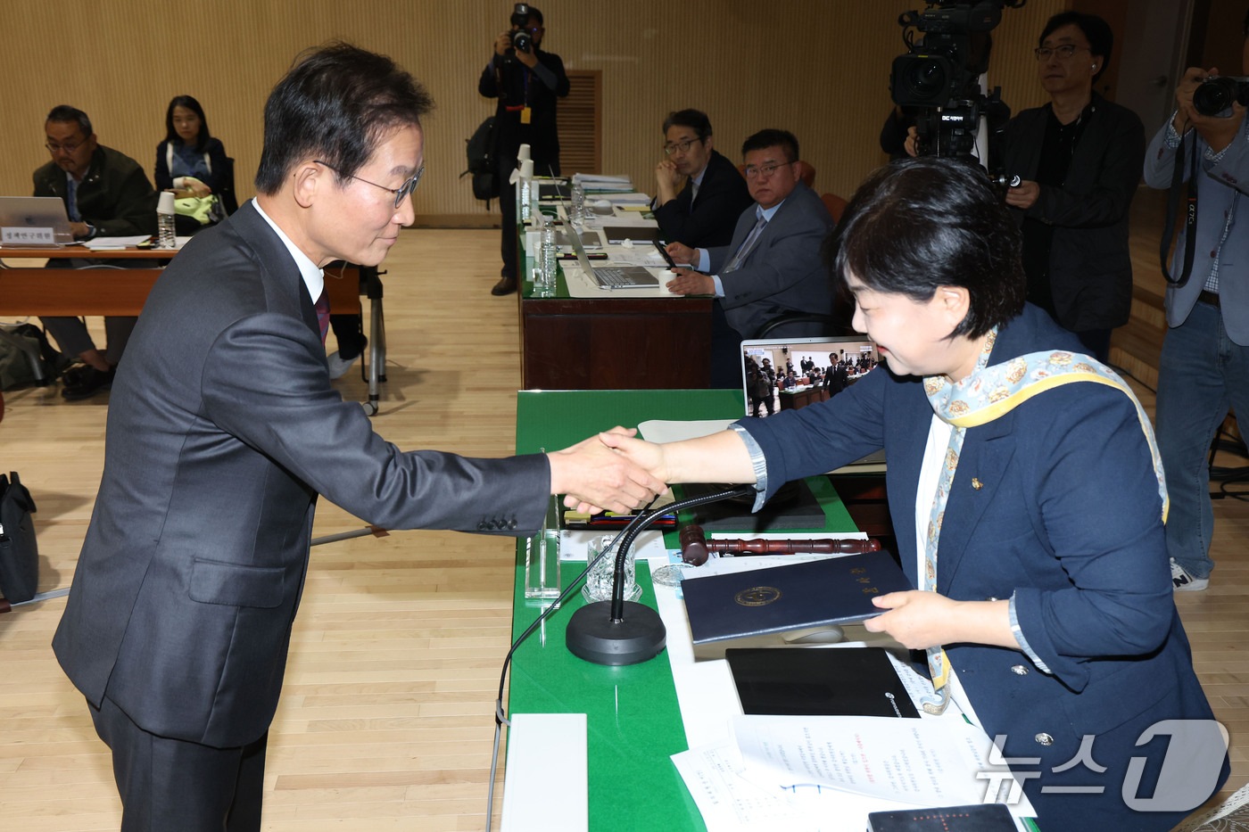 (서울=뉴스1) 이광호 기자 = 김호철 감사원장이 12일 오전 서울 종로구 감사원에서 열린 국회 법제사법위원회의 감사원에 대한 국정감사에 출석해 선서문을 서영교 위원장에게 전달하고 …