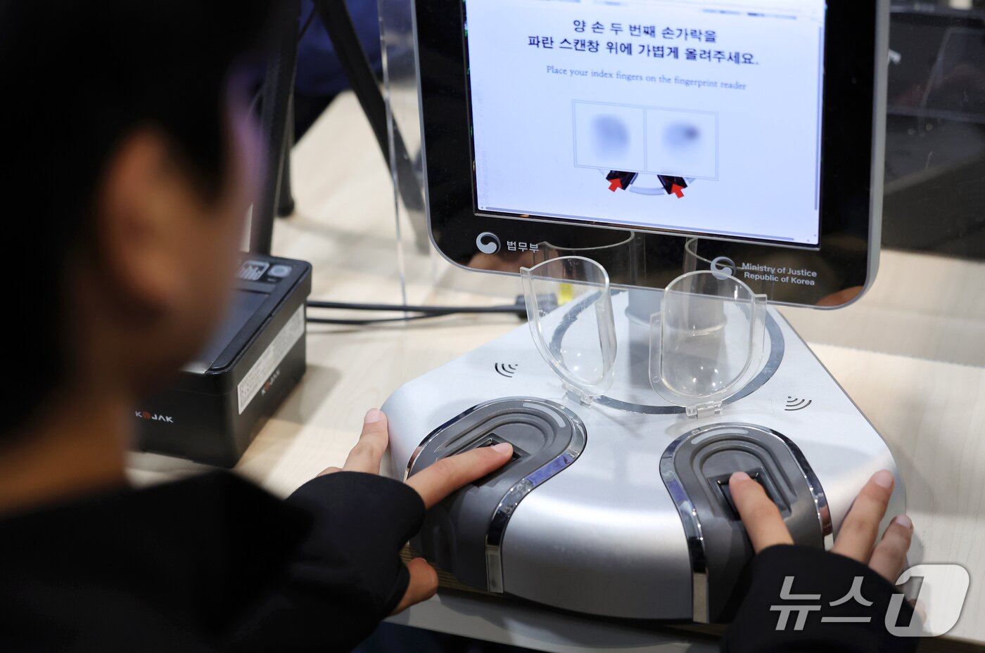 본문 이미지 - 안성 안법고등학교 2학년 학생이 12일 인천국제공항 제2터미널에서 해외 수학여행을 떠나기 위해 자동출입국심사 등록을 하고 있다.  (공동취재) 2026.10.12 ⓒ 뉴스1 안은나 기자