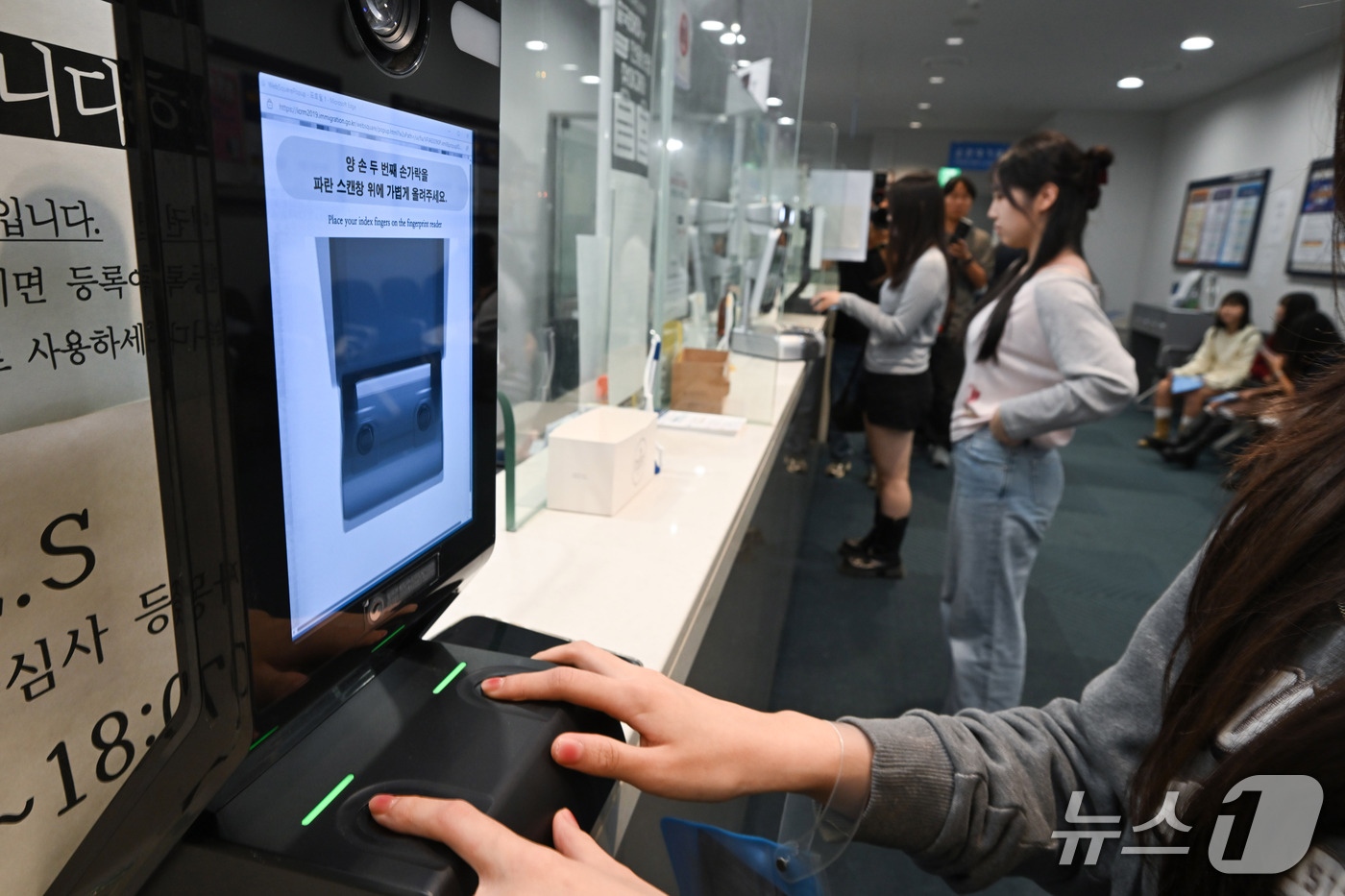 (인천공항=뉴스1) 안은나 기자 = 안성 안법고등학교 2학년 학생들이 12일 인천국제공항 2터미널 출입국서비스센터에서 단체 자동출입국심사를 위한 바이오정보 등록을 하고 있다.법무부 …