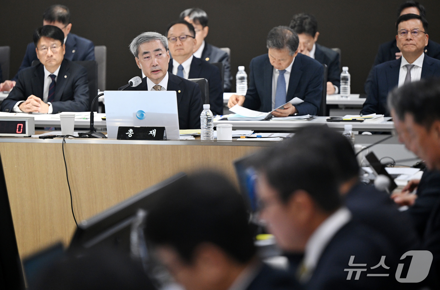 (서울=뉴스1) 박정호 기자 = 신현송 한국은행 총재가 12일 오전 서울시 중구 남대문로 한국은행에서 열린 국회 재정경제기획위원회의 한국은행 국정감사에서 위원 질의에 답하고 있다. …