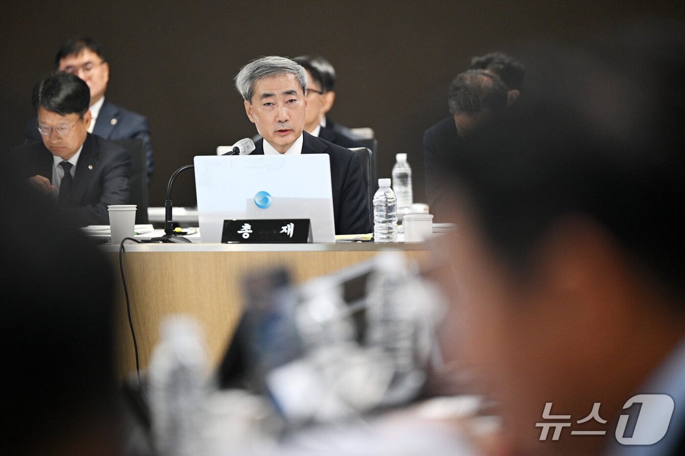 본문 이미지 - 신현송 한국은행 총재가  지난12일 오전 서울시 중구 남대문로 한국은행에서 열린 국회 재정경제기획위원회의 한국은행 국정감사에서 위원 질의에 답하고 있다. 2026.10.12 ⓒ 뉴스1 박정호 기자
