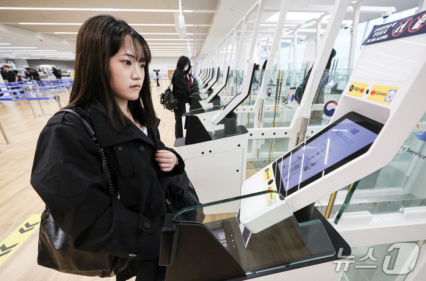 (인천공항=뉴스1) 안은나 기자 = 안성 안법고등학교 2학년 학생들이 12일 인천국제공항 2터미널에서 해외 수학여행을 가기 위해 자동출입국심사를 하고 있다.법무부 인천공항출입국·외 …