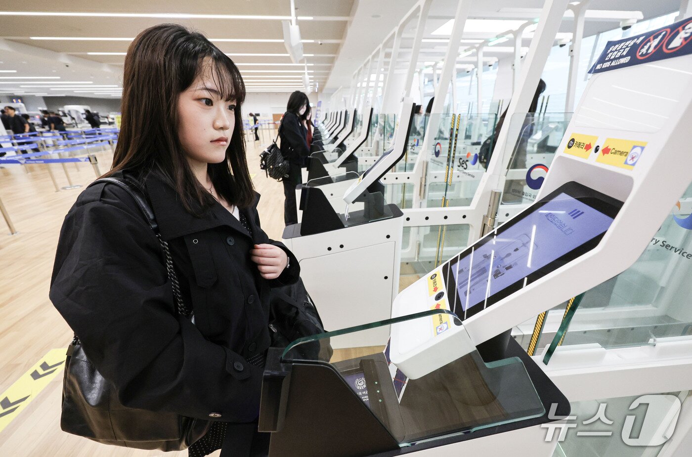 본문 이미지 - 안성 안법고등학교 2학년 학생들이 12일 인천국제공항 2터미널에서 해외 수학여행을 가기 위해 자동출입국심사를 하고 있다. (공동취재) 2026.10.12 ⓒ 뉴스1 안은나 기자