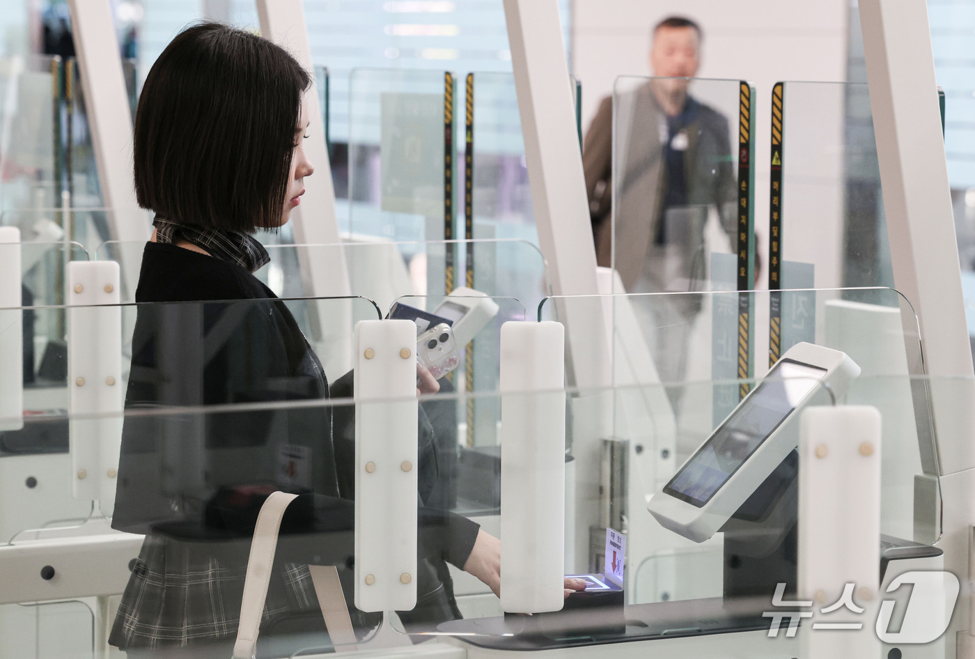 (인천공항=뉴스1) 안은나 기자 = 안성 안법고등학교 2학년 학생들이 12일 인천국제공항 2터미널에서 해외 수학여행을 가기 위해 자동출입국심사를 하고 있다.법무부 인천공항출입국·외 …