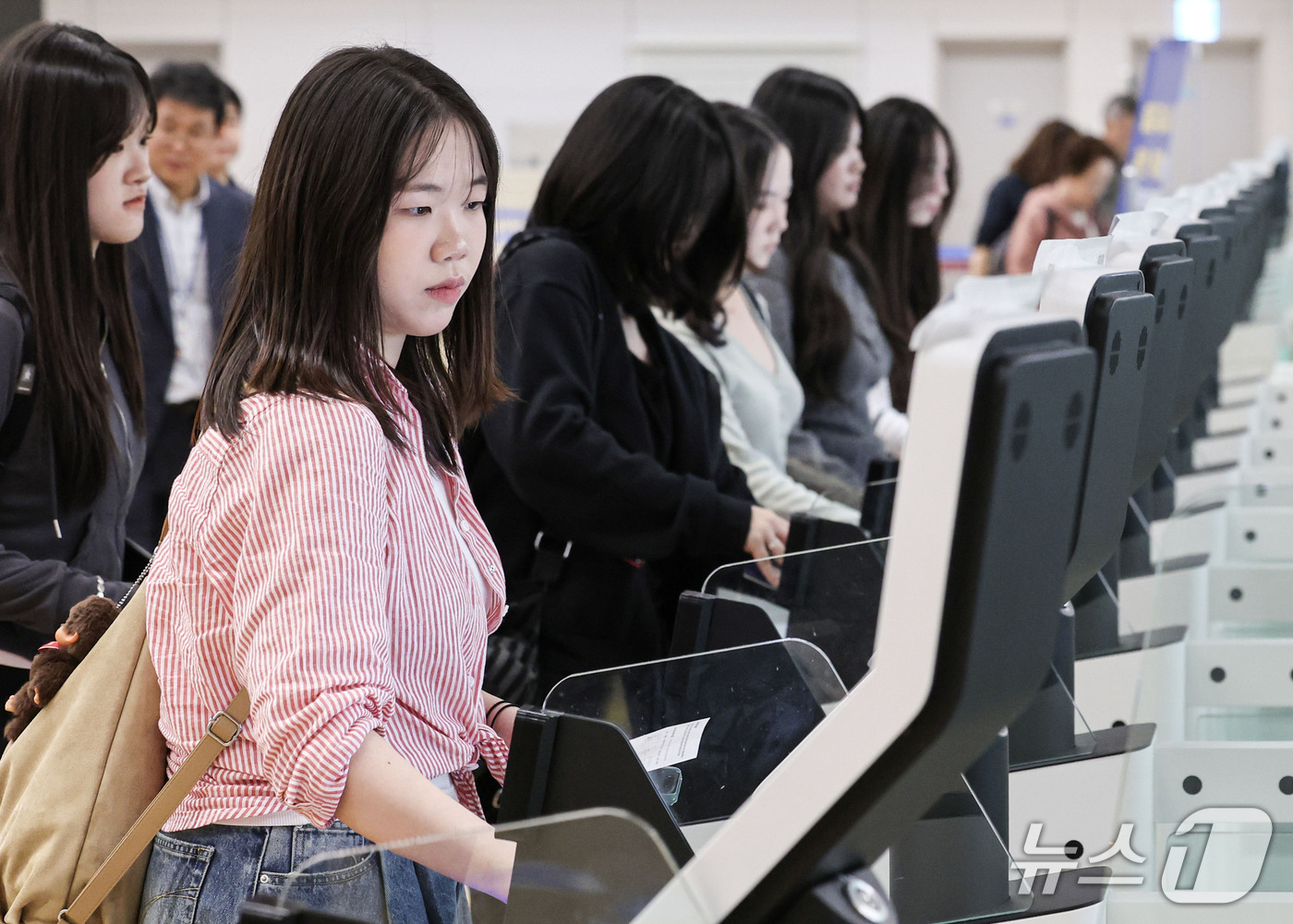 (인천공항=뉴스1) 안은나 기자 = 안성 안법고등학교 2학년 학생들이 12일 인천국제공항 2터미널에서 해외 수학여행을 가기 위해 자동출입국심사를 하고 있다.법무부 인천공항출입국·외 …