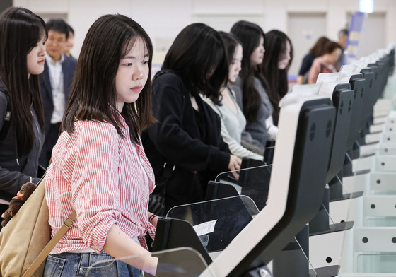 [뉴스1 PICK] 해외 수학여행 고교생들, '11초' 만에 자동출입국심사