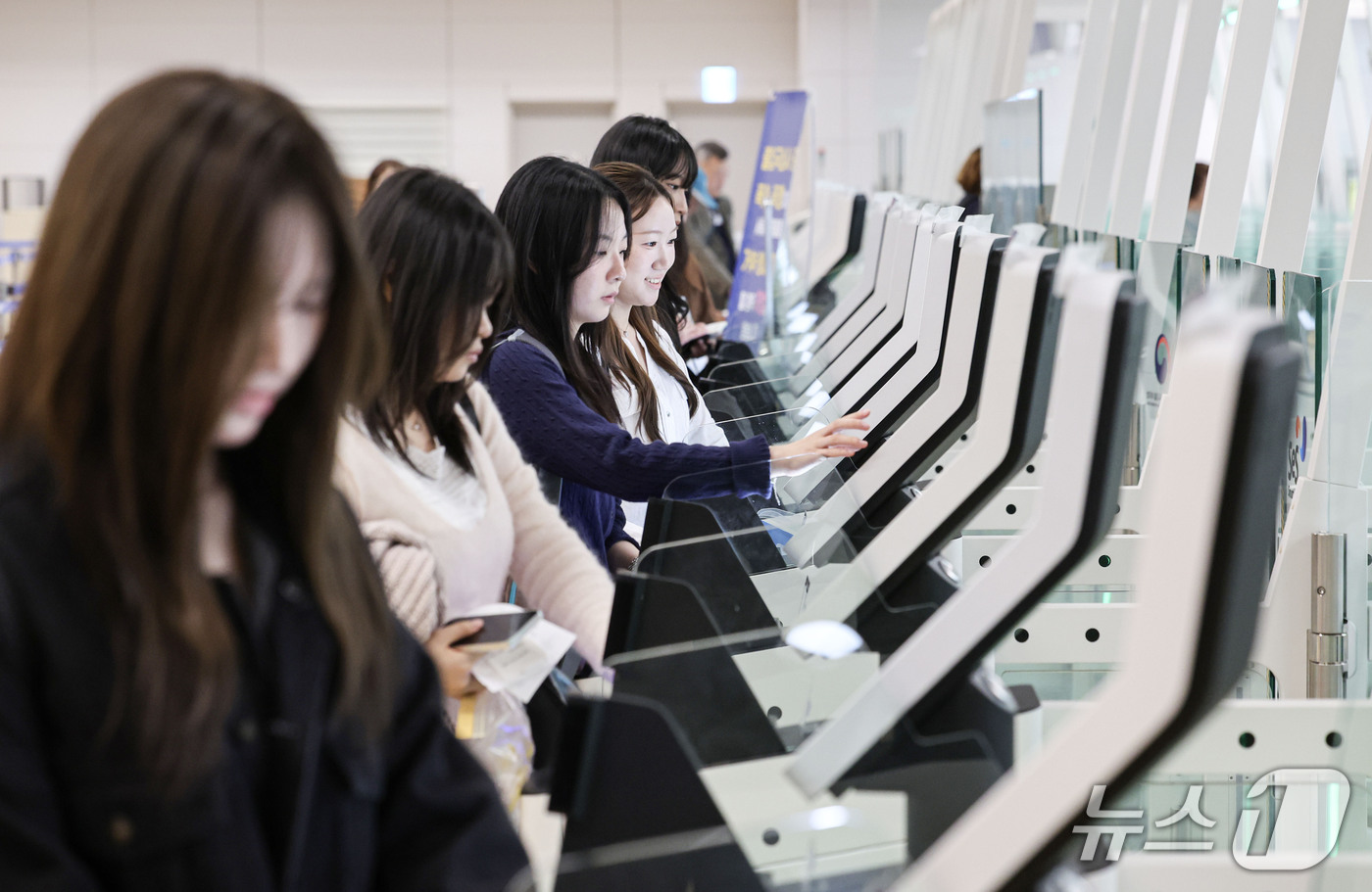 (인천공항=뉴스1) 안은나 기자 = 안성 안법고등학교 2학년 학생들이 12일 인천국제공항 2터미널에서 해외 수학여행을 가기 위해 자동출입국심사를 하고 있다.법무부 인천공항출입국·외 …