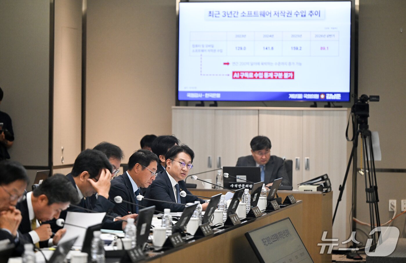 본문 이미지 - 김남준 더불어민주당 의원이 12일 오전 서울시 중구 남대문로 한국은행에서 열린 국회 재정경제기획위원회의 한국은행 국정감사에서 질의를 하고 있다. (공동취재) 2026.10.12 ⓒ 뉴스1 박정호 기자
