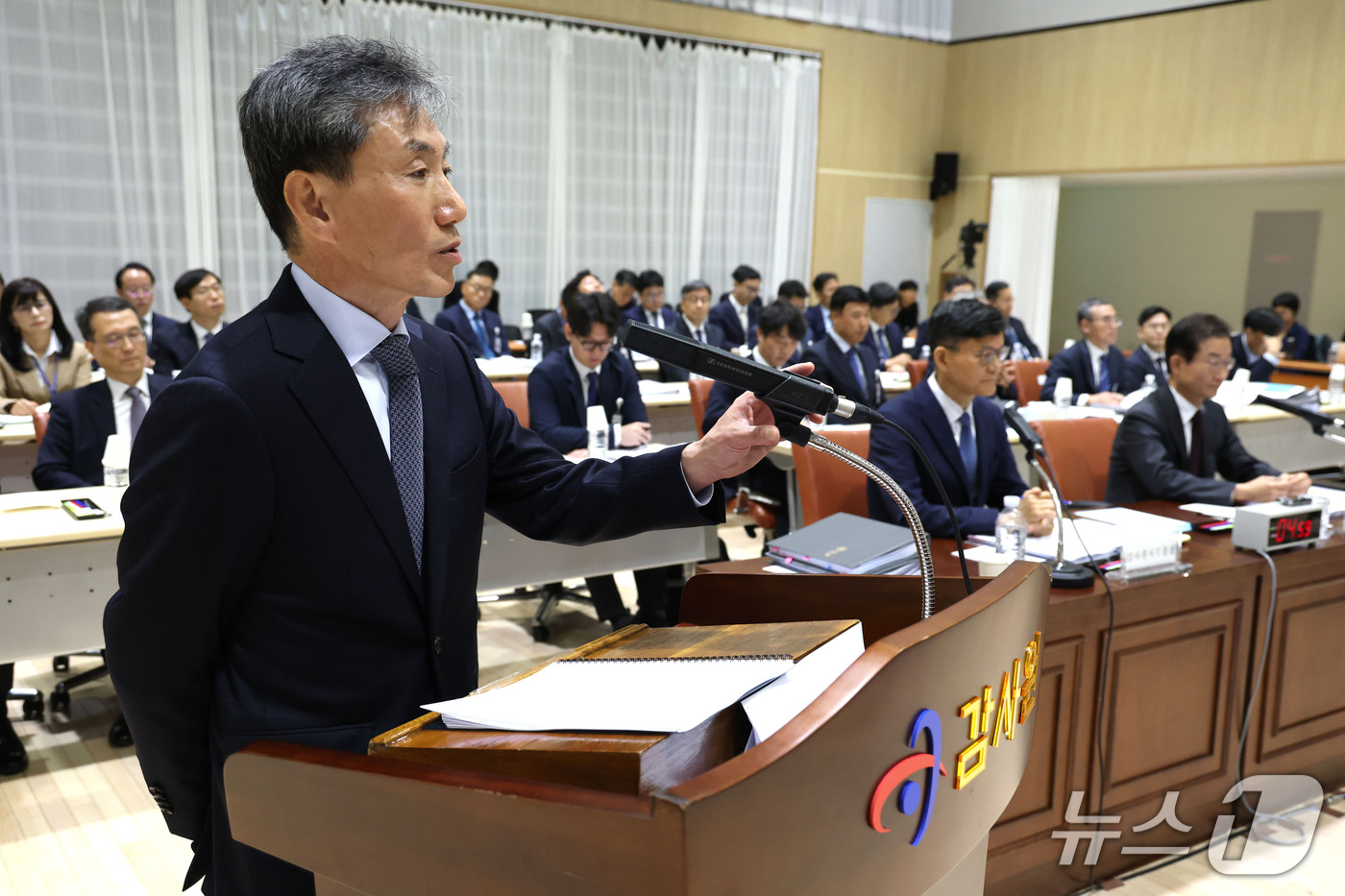 (서울=뉴스1) 이광호 기자 = 김영신 감사위원이 12일 오전 서울 종로구 감사원에서 열린 국회 법제사법위원회의 감사원에 대한 국정감사에 출석해 박지원 더불어민주당 의원의 질의에 …