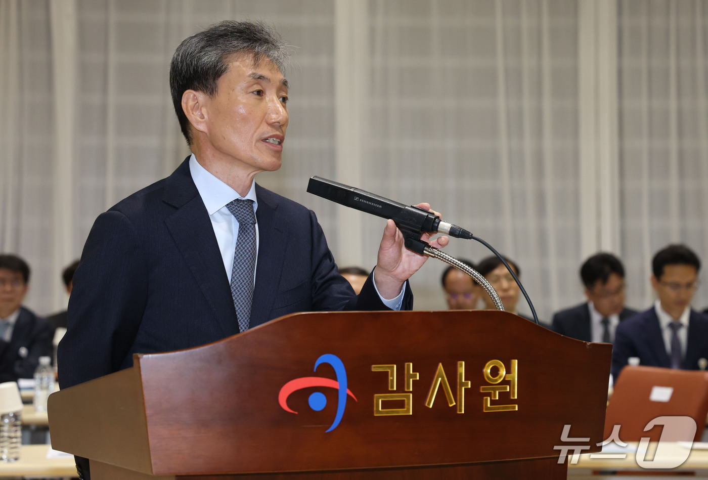 (서울=뉴스1) 이광호 기자 = 김영신 감사위원이 12일 오전 서울 종로구 감사원에서 열린 국회 법제사법위원회의 감사원에 대한 국정감사에 출석해 박지원 더불어민주당 의원의 질의에 …