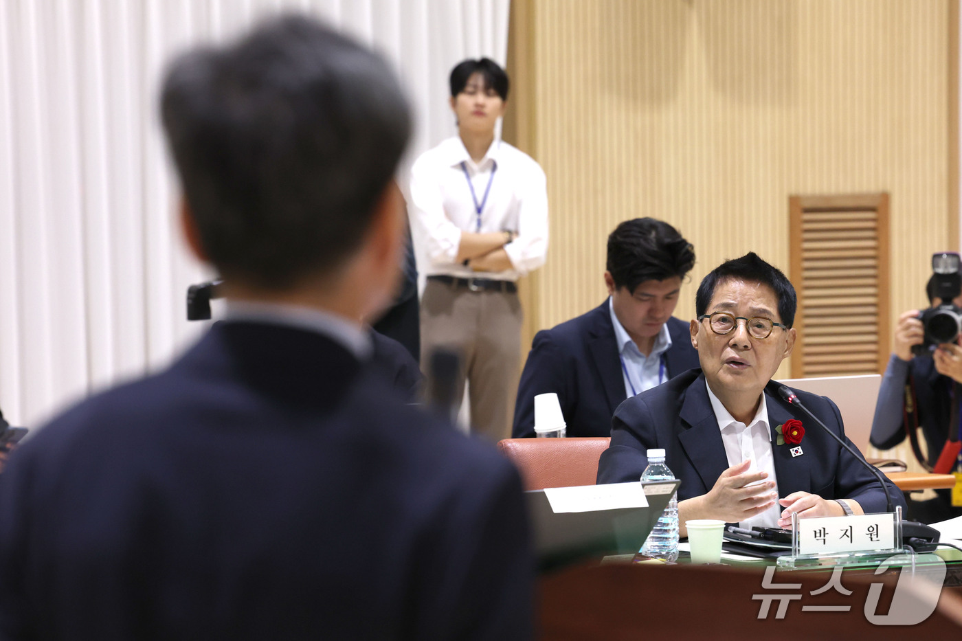 (서울=뉴스1) 이광호 기자 = 박지원 더불어민주당 의원이 12일 오전 서울 종로구 감사원에서 열린 국회 법제사법위원회의 감사원에 대한 국정감사에서 김영신 감사위원에게 질의하고 있 …