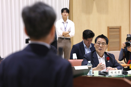 [국감] 김영신 감사위원에 질의하는 박지원 의원
