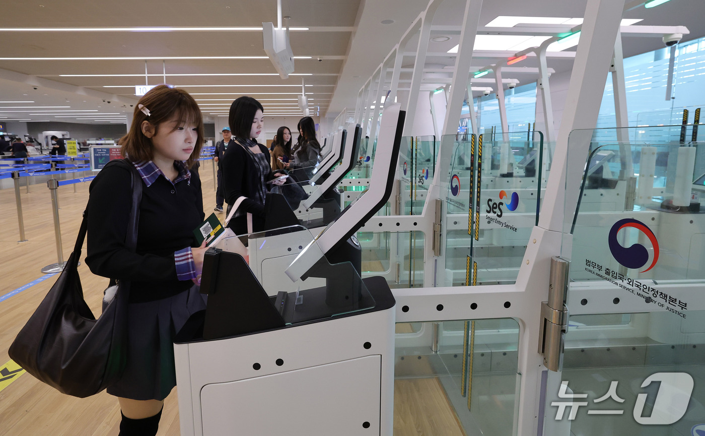 (인천공항=뉴스1) 안은나 기자 = 안성 안법고등학교 2학년 학생들이 12일 인천국제공항 2터미널에서 해외 수학여행을 가기 위해 자동출입국심사를 하고 있다.법무부 인천공항출입국·외 …