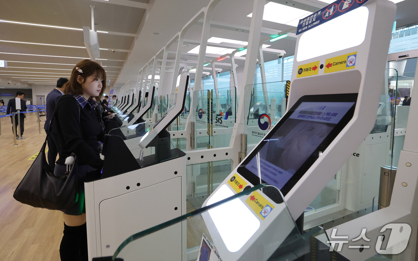 (인천공항=뉴스1) 안은나 기자 = 안성 안법고등학교 2학년 학생들이 12일 인천국제공항 2터미널에서 해외 수학여행을 가기 위해 자동출입국심사를 하고 있다.법무부 인천공항출입국·외 …