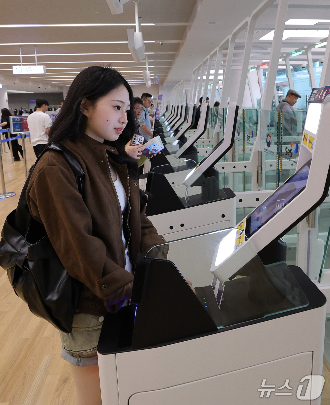 (인천공항=뉴스1) 안은나 기자 = 안성 안법고등학교 2학년 학생들이 12일 인천국제공항 2터미널에서 해외 수학여행을 가기 위해 자동출입국심사를 하고 있다.법무부 인천공항출입국·외 …