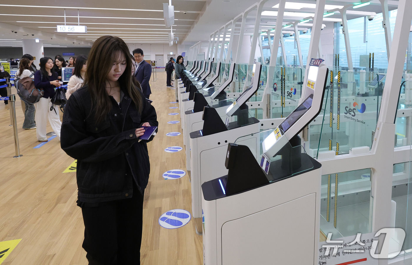 (인천공항=뉴스1) 안은나 기자 = 안성 안법고등학교 2학년 학생들이 12일 인천국제공항 2터미널에서 해외 수학여행을 가기 위해 자동출입국심사를 하고 있다.법무부 인천공항출입국·외 …