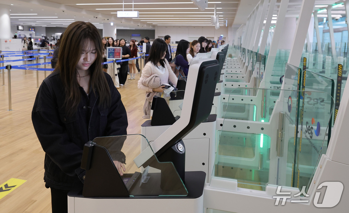 (인천공항=뉴스1) 안은나 기자 = 안성 안법고등학교 2학년 학생들이 12일 인천국제공항 2터미널에서 해외 수학여행을 가기 위해 자동출입국심사를 하고 있다.법무부 인천공항출입국·외 …