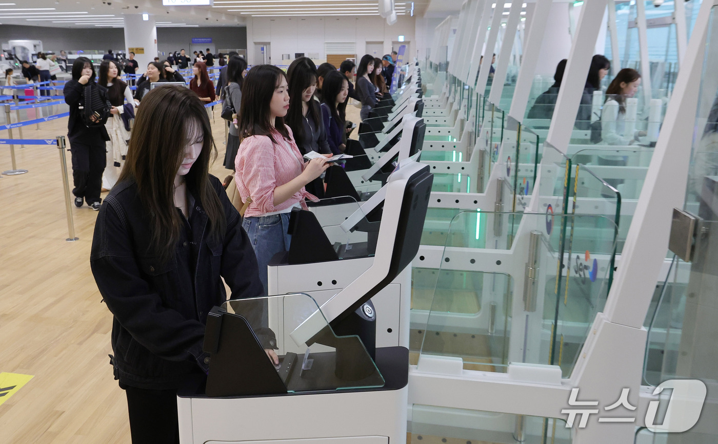(인천공항=뉴스1) 안은나 기자 = 안성 안법고등학교 2학년 학생들이 12일 인천국제공항 2터미널에서 해외 수학여행을 가기 위해 자동출입국심사를 하고 있다.법무부 인천공항출입국·외 …