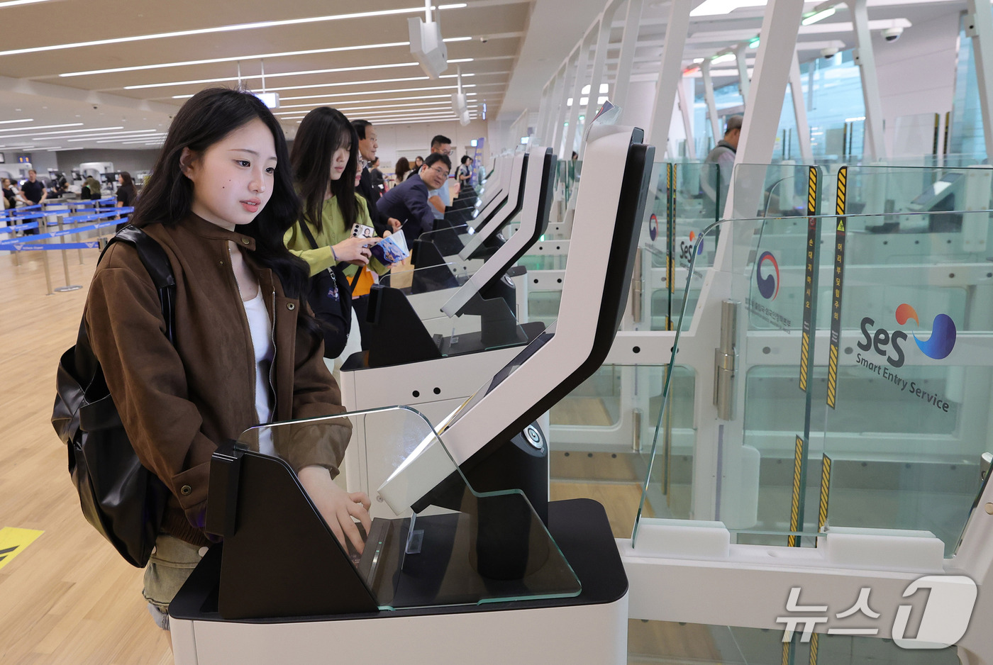 (인천공항=뉴스1) 안은나 기자 = 안성 안법고등학교 2학년 학생들이 12일 인천국제공항 2터미널에서 해외 수학여행을 가기 위해 자동출입국심사를 하고 있다.법무부 인천공항출입국·외 …