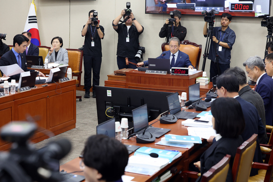 [국감초점] 과방위, 이진숙 공방…與 "패륜정치 제명해야" 野 "이지매"