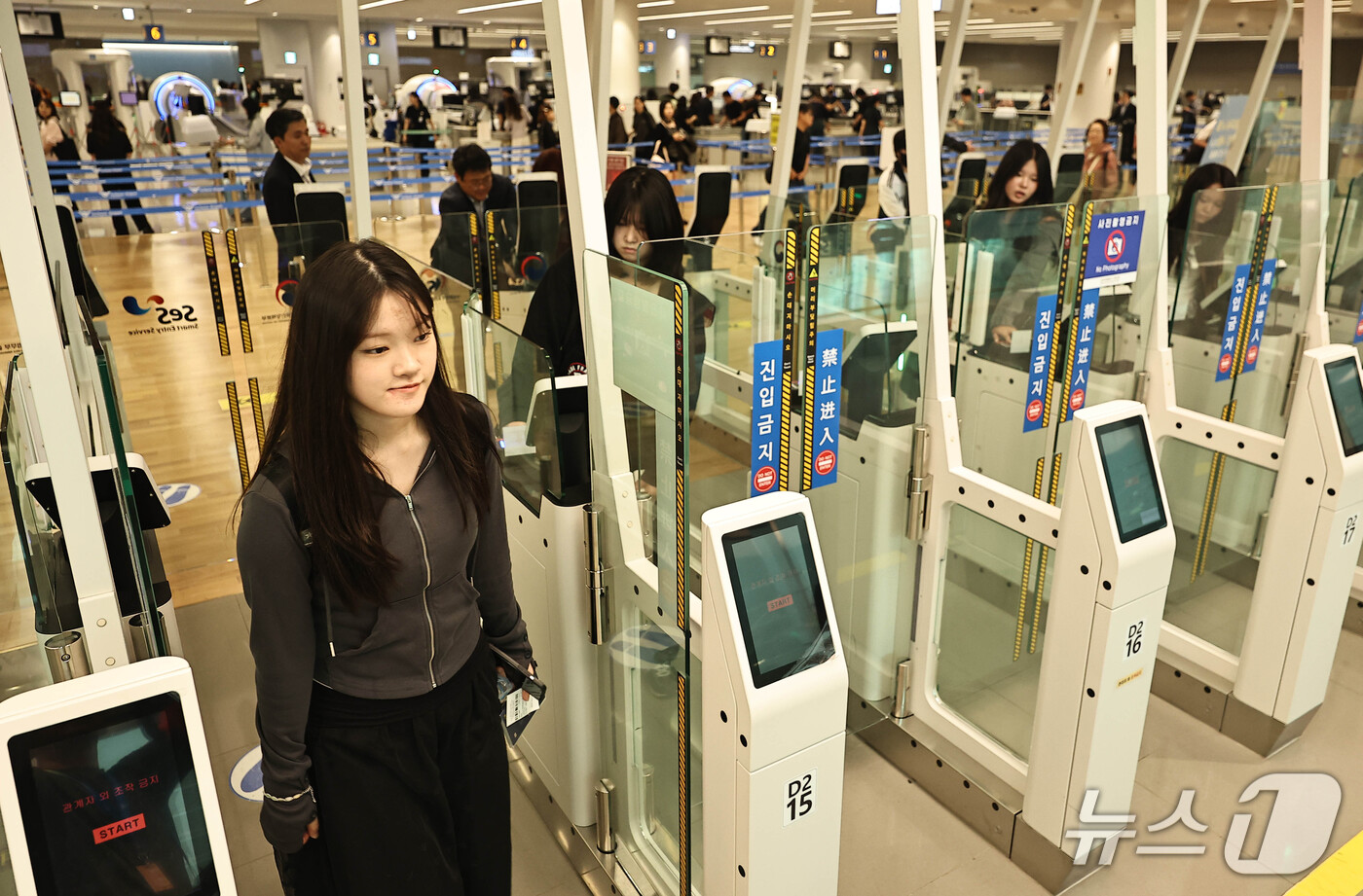 (인천공항=뉴스1) 안은나 기자 = 안성 안법고등학교 2학년 학생들이 12일 인천국제공항 2터미널에서 해외 수학여행을 가기 위해 자동출입국심사를 하고 있다.법무부 인천공항출입국·외 …