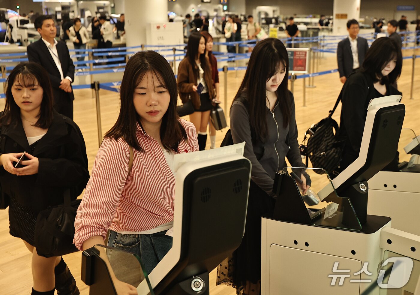 본문 이미지 - 안성 안법고등학교 2학년 학생들이 12일 인천국제공항 2터미널에서 해외 수학여행을 가기 위해 자동출입국심사를 하고 있다. (공동취재) 2026.10.12 ⓒ 뉴스1 안은나 기자