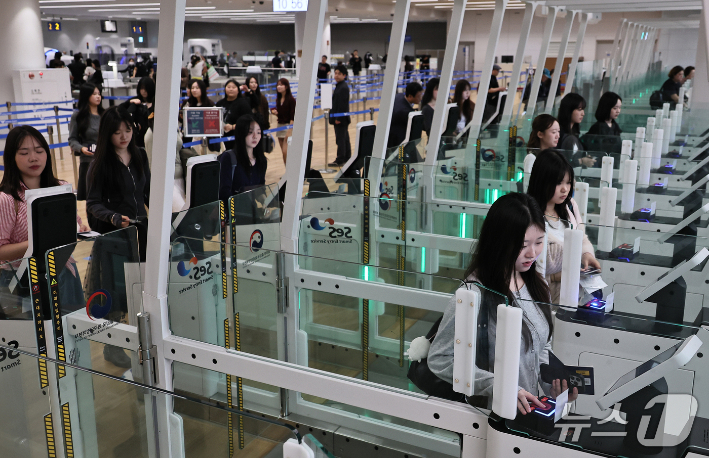 (인천공항=뉴스1) 안은나 기자 = 안성 안법고등학교 2학년 학생들이 12일 인천국제공항 2터미널에서 해외 수학여행을 가기 위해 자동출입국심사를 하고 있다.법무부 인천공항출입국·외 …