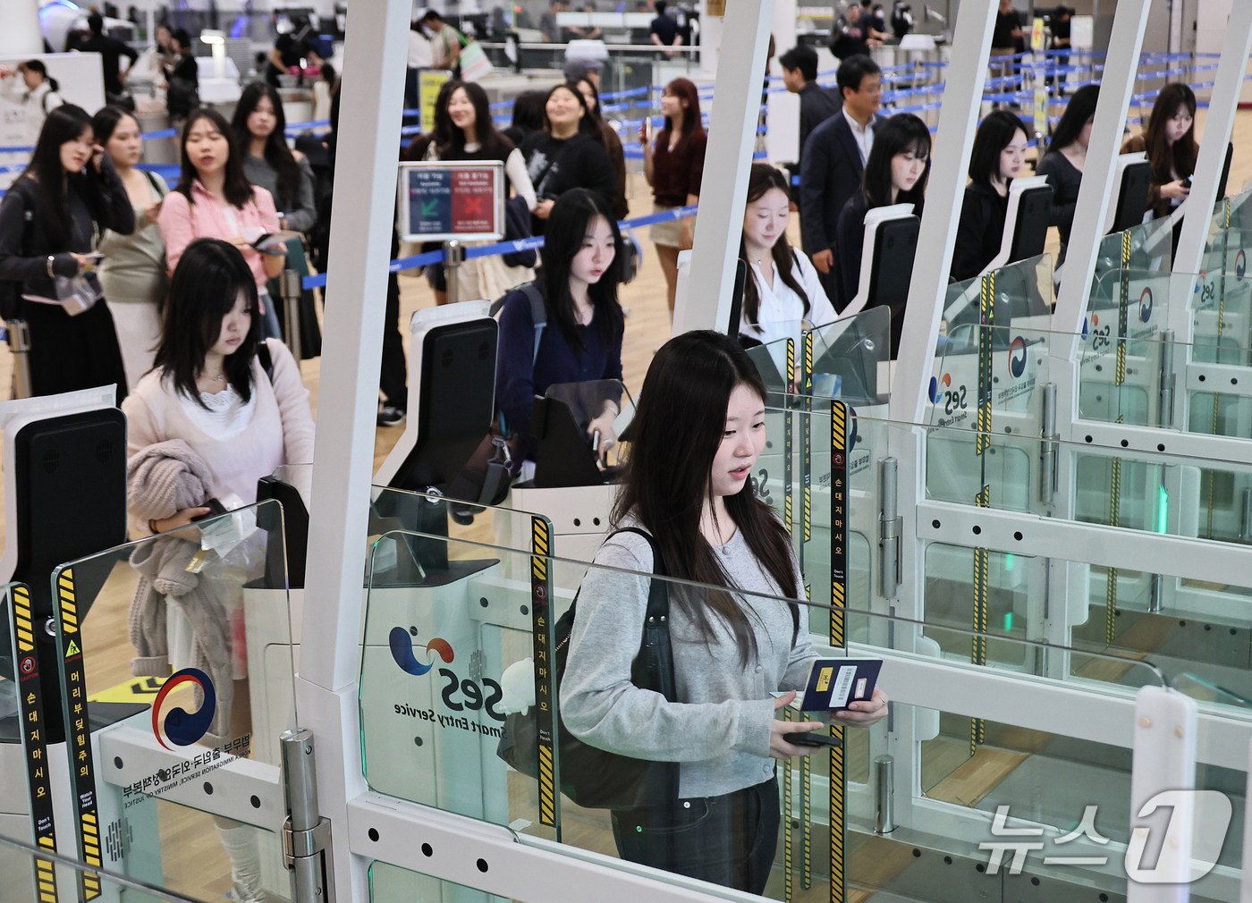 (인천공항=뉴스1) 안은나 기자 = 안성 안법고등학교 2학년 학생들이 12일 인천국제공항 2터미널에서 해외 수학여행을 가기 위해 자동출입국심사를 하고 있다.법무부 인천공항출입국·외 …