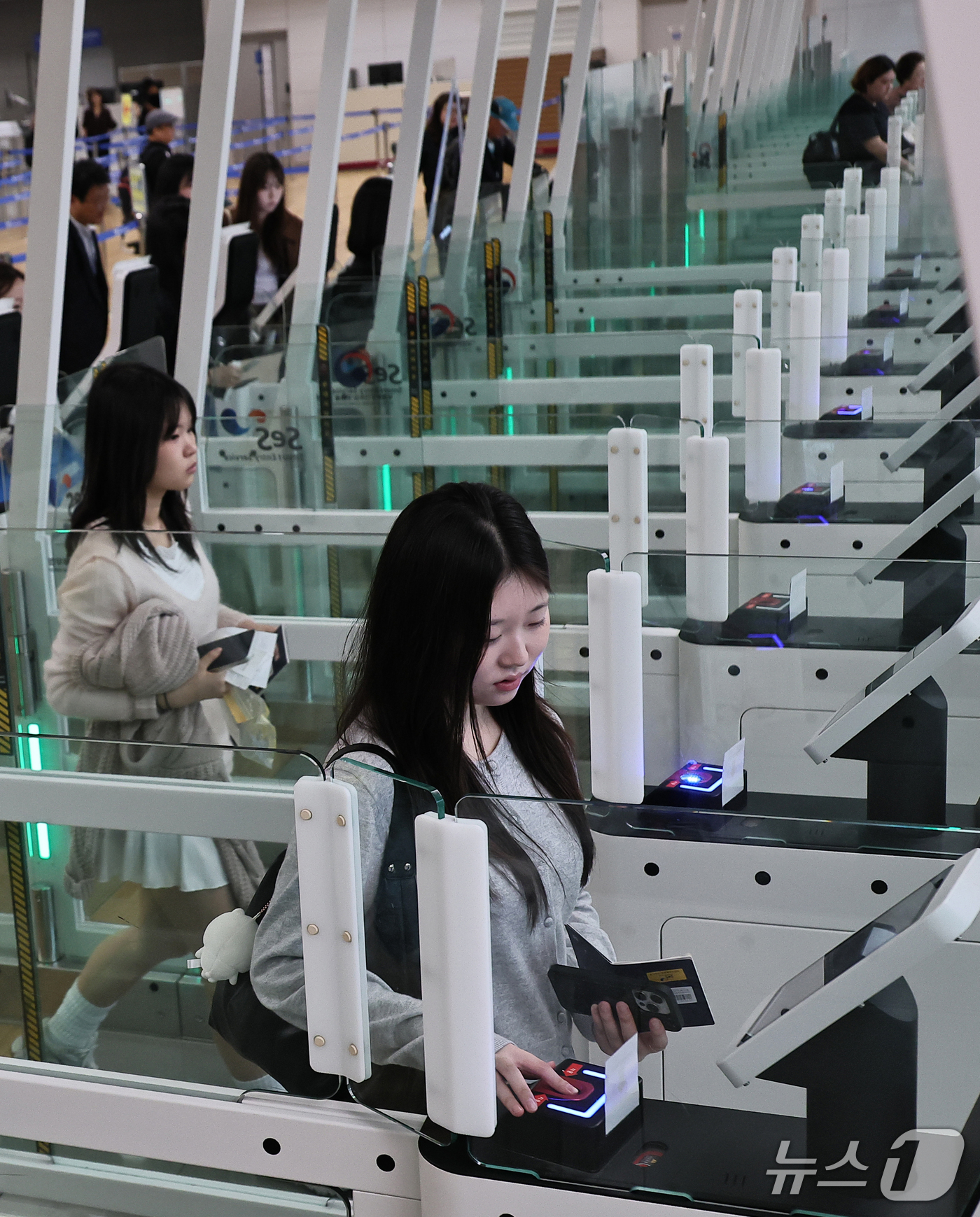 (인천공항=뉴스1) 안은나 기자 = 안성 안법고등학교 2학년 학생들이 12일 인천국제공항 2터미널에서 해외 수학여행을 가기 위해 자동출입국심사를 하고 있다.법무부 인천공항출입국·외 …