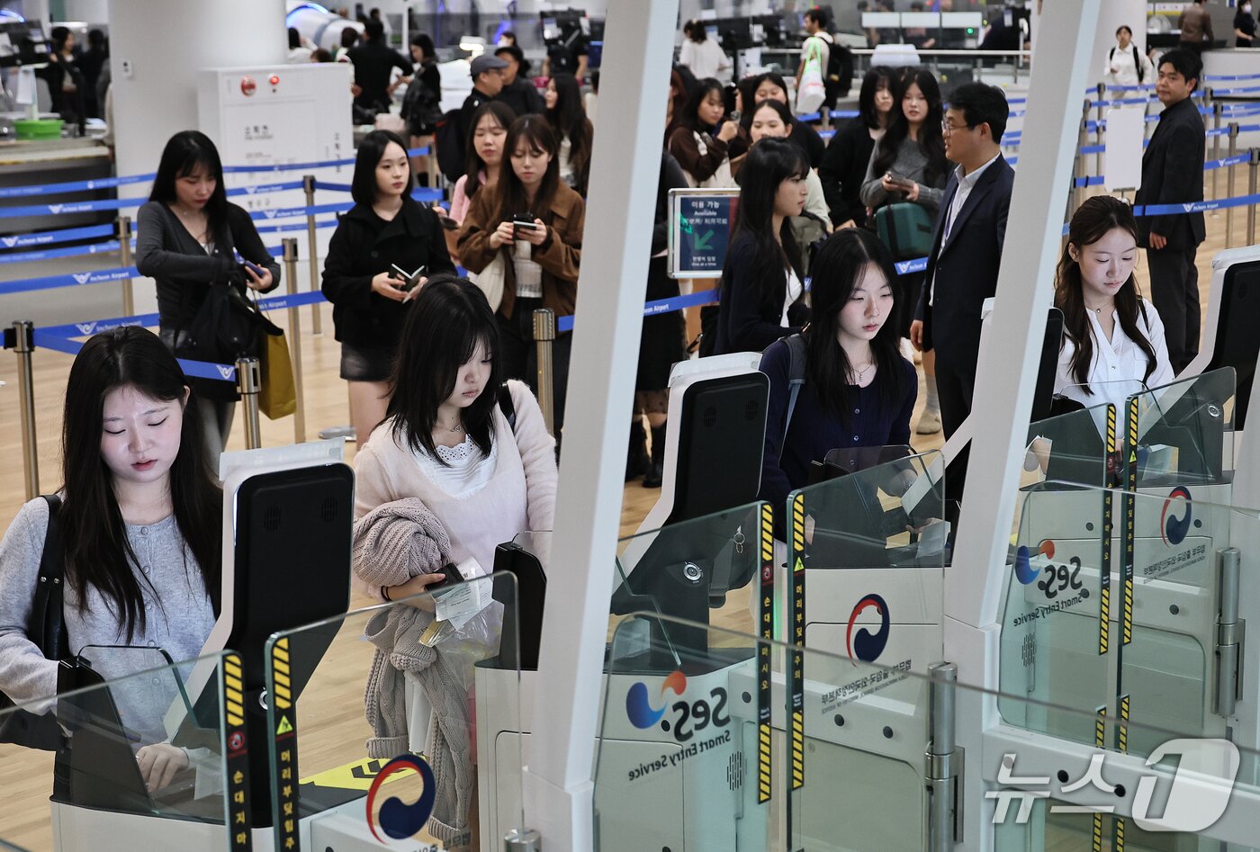 본문 이미지 - 안성 안법고등학교 2학년 학생들이 12일 인천국제공항 2터미널에서 해외 수학여행을 가기 위해 자동출입국심사를 하고 있다. (공동취재) 2026.10.12 ⓒ 뉴스1 안은나 기자