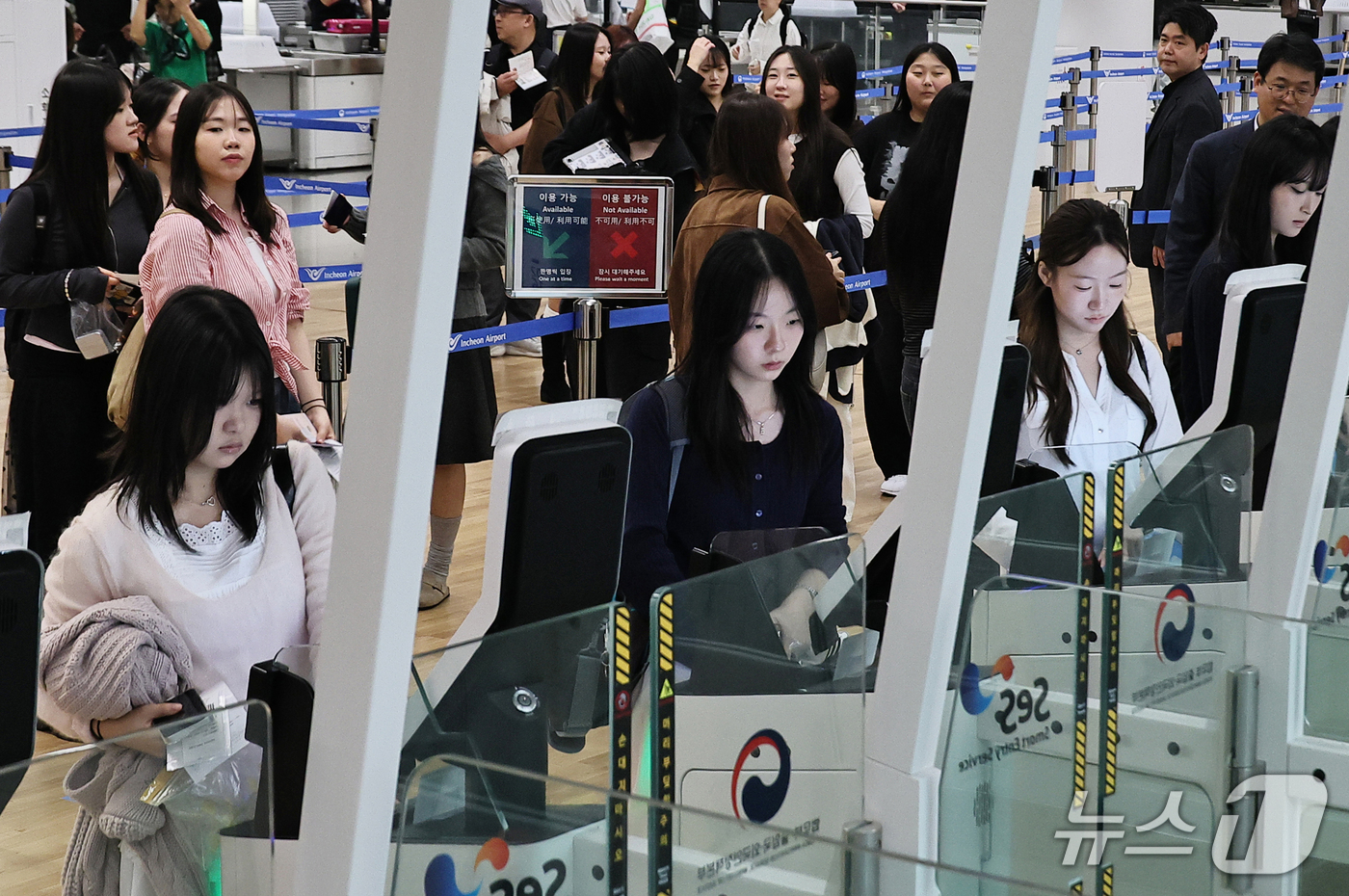 (인천공항=뉴스1) 안은나 기자 = 안성 안법고등학교 2학년 학생들이 12일 인천국제공항 2터미널에서 해외 수학여행을 가기 위해 자동출입국심사를 하고 있다.법무부 인천공항출입국·외 …
